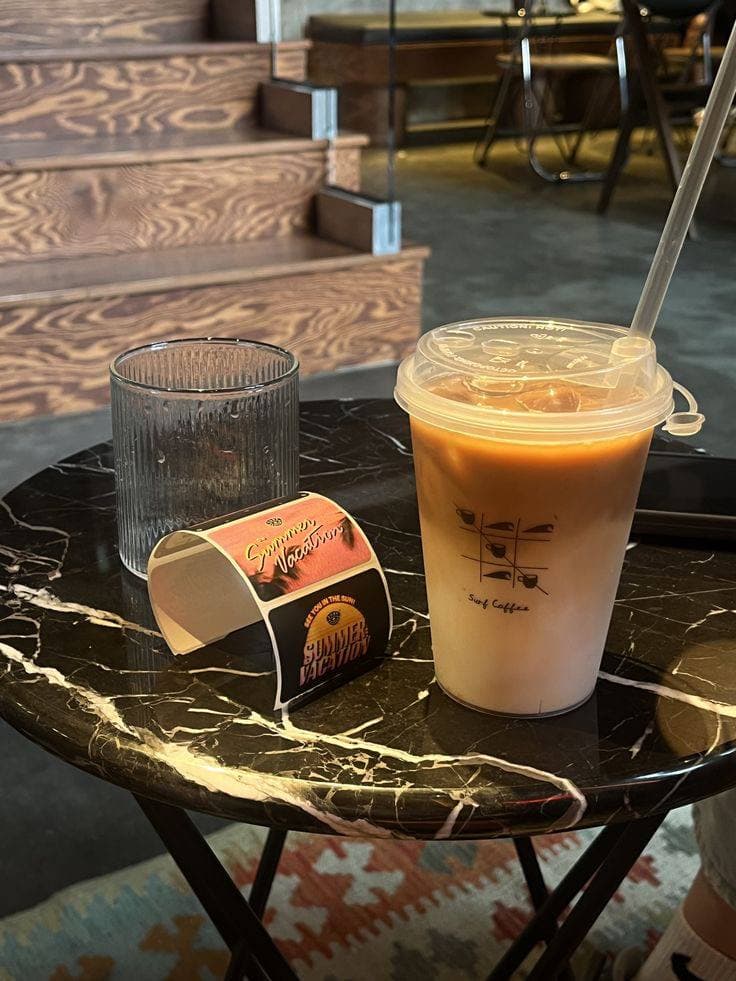 Стакан латте на столе в Surf Coffee